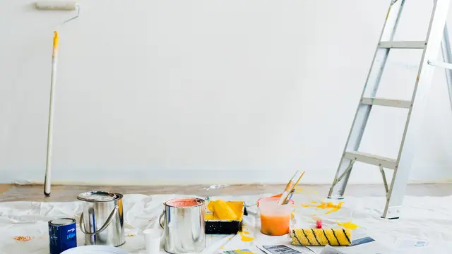 Handwerkskunst in Aktion, der Meisterbetrieb Malerei Appinger arbeitet leidenschaftlich und präzise in Gestaltung von Fassaden und Innenräumen. | Foto: freepik