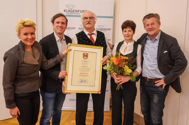 Bürgermeister Christian Scheider verlieh gemeinsam mit Vizebürgermeister Ronald Rabitsch und Stadträtin Sandra Wassermann, BA Helga und Josef Preduschnigg das Stadtwappen der Landeshauptstadt. | Foto: StadtKommunikation / Zechner