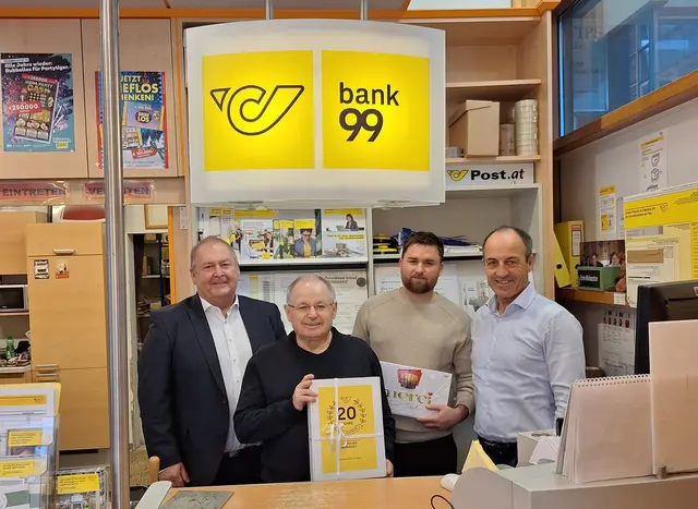Anton Krautgartner, Leiter Vertrieb Postpartner, Österreichische Post, Willi und Bastian Höller-Prantner, Trafik Höller Prantner, und Erwin Brunnbauer, Postpartner Betreuer, Österreichische Post (v.l.n.r.).  | Foto: Österreichische Post