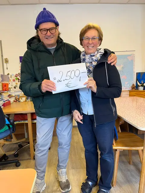 Frank Liedl übergab Sr. Daniela den Spendenscheck. | Foto: Liedl