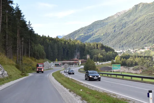 Die Hauptzufahrt zum Gewerbepark Mieders führt derzeit über das (steile) Mühltal. Bald aber soll im Bereich der Gutmann-Tankstelle eine neue Zufahrt entstehen. | Foto: Kainz