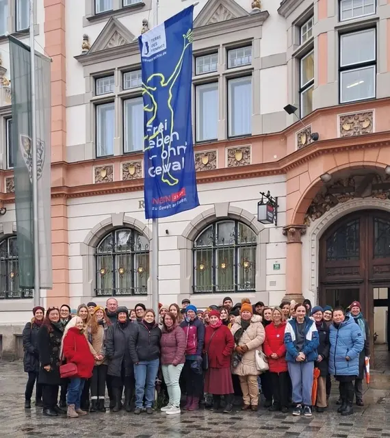 An die 50 Teilnehmer kamen heuer zusammen, um vor dem Braunauer Rathaus die Anti-Gewalt-Flagge zu hissen. | Foto: Frau für Frau
