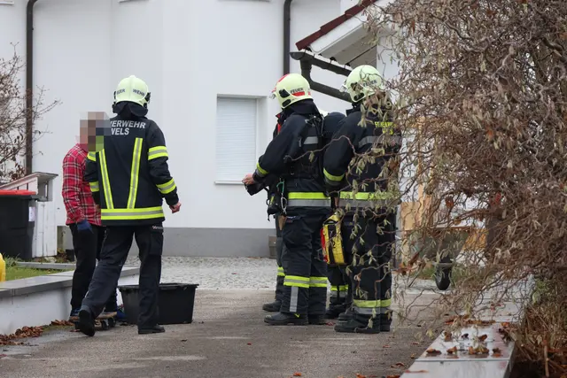 Ein Akku-Pack beginnt in einem Einfamilienhaus in der Welser Pernau zu brennen – der Hausbesitzer reagiert geistesgegenwärtig. | Foto: laumat.at