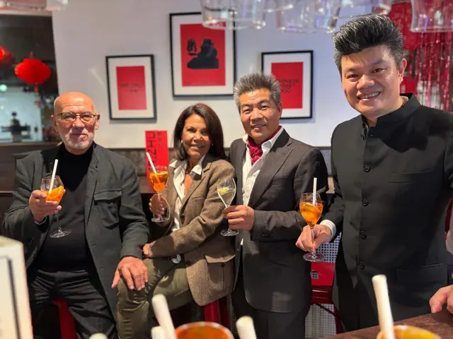 Otto Retzer mit Hubert und Mikel Hu (v.l.n.r.).  | Foto: MeinBezirk.at