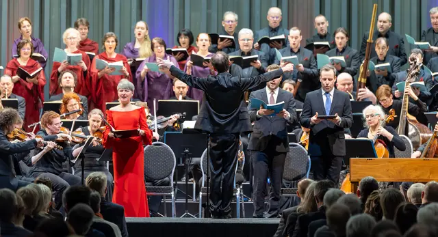 Der Chor Ad Libitum und das Orchester "Barucco" unter der Leitung von Dirigent Heinz Ferlesch laden zu einem unvergesslichen, klassischen Abend in St. Valentin ein. | Foto: Johannes Draxler