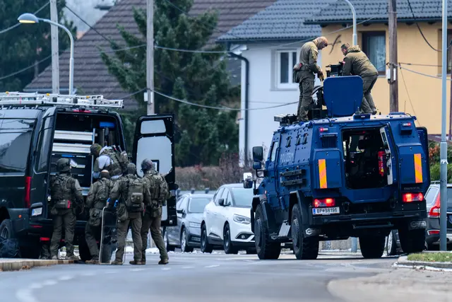 Am Dienstag wurde ein 15-Jähriger von Cobra-Beamten in Hernals festgenommen. Der Jugendliche, der bereits wegen Terrorpläne auf den Wiener Westbahnhof saß, soll erneut Anschlagspläne geschmiedet haben. (Symbolfoto) | Foto: APA-Images / APA / MAX SLOVENCIK