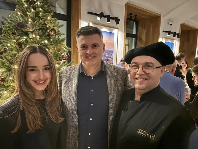 Im Restaurant "Beograd" lud die Immobilienfirma 4M Immobilien zu einem Galadinner. Der Event war gut besucht. Im Bild das Team des Lokals: Katharina Staszczuk (Marketing), Bojan Markovic (Eigentümer) und Vlajko Pesic (Chefkoch). | Foto: Barbara Szivatz/MeinBezirk