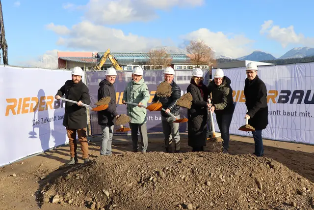 Offizieller Spatenstich für die neue Kinderkrippe in Langkampfen fiel am 27. November. Eine Fertigstellung ist für Ende April 2027 geplant. | Foto: Christiane Nimpf
