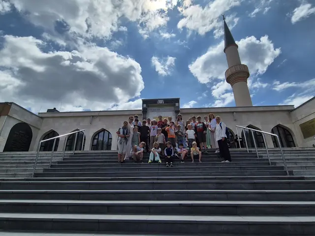 Beeindruckender Einblick: Die Jungschar Unternalb beim Besuch der Moschee in Wien. | Foto: Widhalm