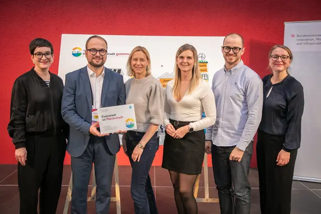 Vizebürgermeister Istvan Deli nahm die Plakette in Innsbruck entgegen.  | Foto: Eisenstadt