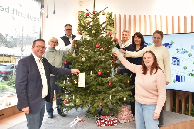 Bürgermeister Christian Haberhauer, Regina Öllinger, Leiter des Service Point Manfred Grestenberger (Stadtwerke Amstetten), Christoph Sandler (Stadtwerke Amstetten), Stadträtin Elisabeth Asanger, Leiterin Kidsnest Kinderschutzzentrum Amstetten Margit Pollheimer-Pühringer und Gisela Zipfinger beim Schmücken des Wunschbaumes im Service Point der Stadtwerke (v.l.). | Foto: Stadtgemeinde Amstetten
