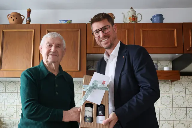 Bei einem Glas Wein und einer Sachertorte ließ der Jubilar die Erlebnisse seines Lebens Revue passieren.  | Foto: MG Telfs/Hackl