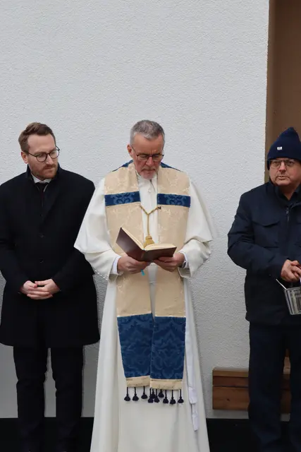 Pfarrer Patrick Bußkamp OPraem bei der Schlüsselübergabe in Ampass. | Foto: Kendlbacher