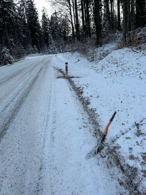 Straßenpflöcke wurden gerammt und zerstört. | Foto: Bezirkspolizeikommando Zwettl
