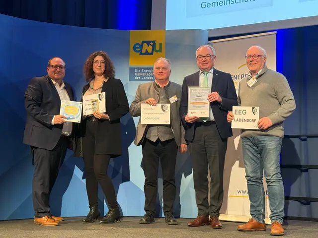  Bernhard Karnthaler (GF EZN), Anita Reckendorfer (ease.e), Hans Schmidt (Obmann), Stephan Pernkopf (Stv. LHM), Reinhard Schweiger (Vize Bgm., Schriftführer).  | Foto: Land NÖ