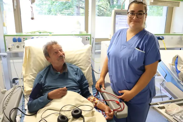 Patient Micha Fuchs mit Diplom Gesundheitskrankenpflergerin Kader Kocer – ein Lächeln, das Vertrauen schenkt. | Foto: Universitätsklinikum Wiener Neustadt