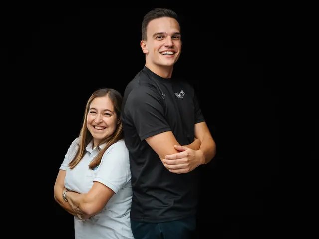 Trainer Karl Dorfer gemeinsam mit Co-Trainerin Kerstin Köll. Zusammen trainieren sie die Damen-Bundesligamannschaft des VSV Unihockey. | Foto: Martin Hoffmann