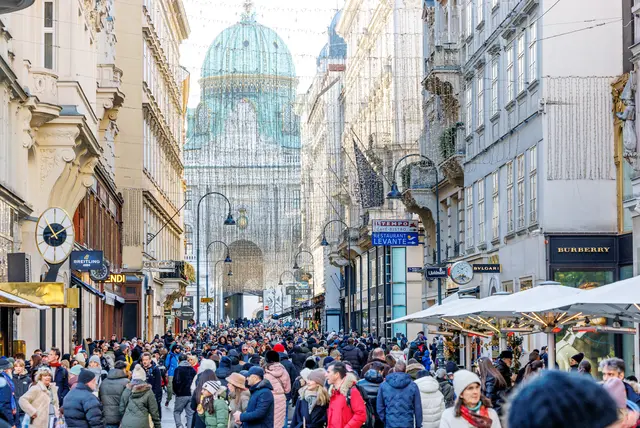 Wien wird in der Vorweihnachtszeit für Touristinnen und Touristen immer beliebter. Das spiegelt sich auch in der aktuellen Buchungslage wieder. (Symbolbild) | Foto: APA-Images / APA / TOBIAS STEINMAURER