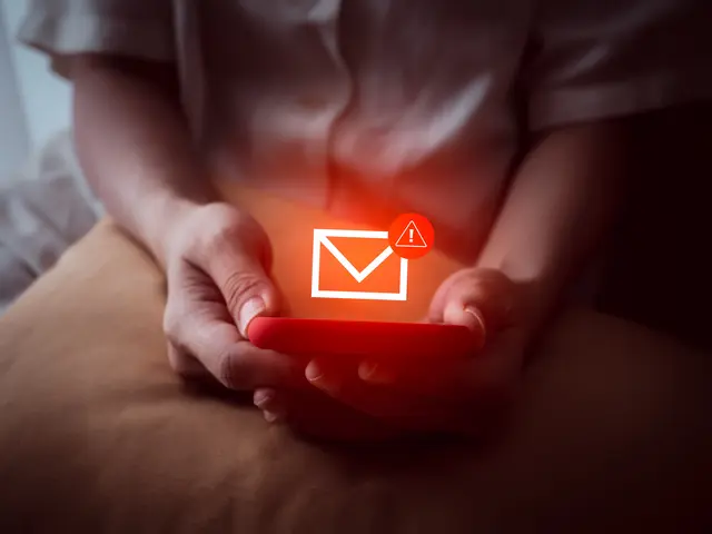 Die SMS habe der 31-Jährigen mitgeteilt, dass eine unbekannte Person Zugriff zu ihrer BITPANDA-Wallet habe. (Symbolfoto)  | Foto: stock.adobe.com/at/tete_escape 