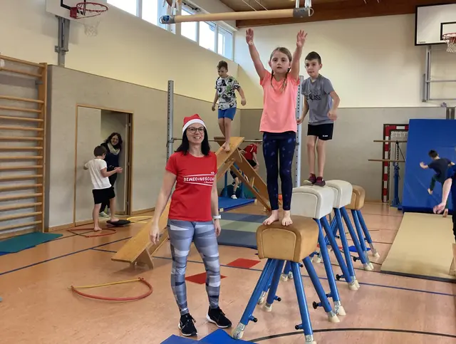 Petra Palmetshofer baut im Turnsaal der Mittelschule wieder Stationen auf. | Foto: Petra Palmetshofer