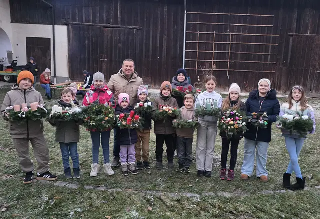 Die Kinder präesentierten stolz ihre selbst gemachten Adventkränze. | Foto: Abenteuer Familie Ansfelden
