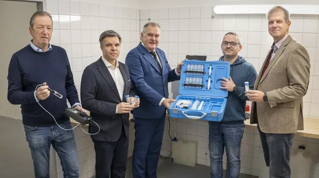 Wasserwerk-Leiter Manfred Becker, wnsks-Geschäftsführer Peter Eckhart, ÖVP-Stadtrat Franz Dinhobl, Holger Reinhalter (Wasserwerk) und wnsks-Geschäftsführer Thomas Pils im neuen Labor am Wasserwerk Ost. | Foto: Stadt Wiener Neustadt/Weller