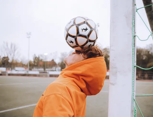Jannik Freestyle ist ein Deutscher Fußball-Freestyler. Auf Social Media hat er mittlerweile eine Reichweite von fast drei Millionen Followern. Am 6., 7. und 8. Februar 2025 wird er in Schärding fünf Shows zeigen und acht Workshops für Kinder und Jugendliche geben. | Foto: jannik-freestyle.de