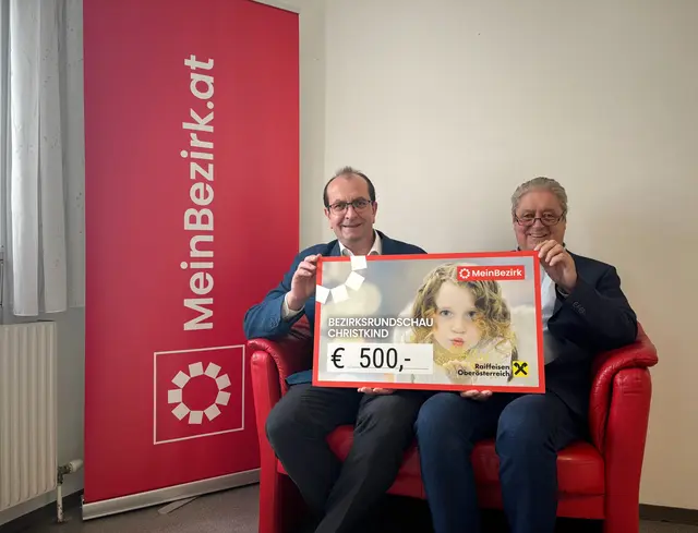 Clubsekretär Hubert Eisner und Präsident Wolfgang (r.) Tenschert bei der Scheckübergabe. | Foto: MeinBezirk/Schütz