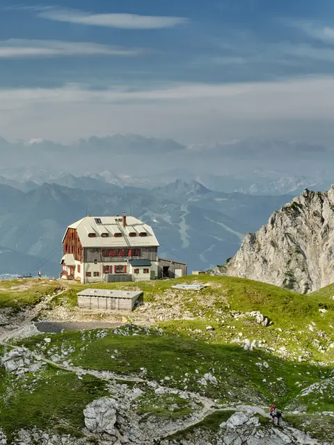 Das Guttenberghaus geht 2026 mit einem neuen Pächter in die Saison. Für andere Schutzhütten werden noch welche gesucht. | Foto: Alpenverein/Markus Zorn