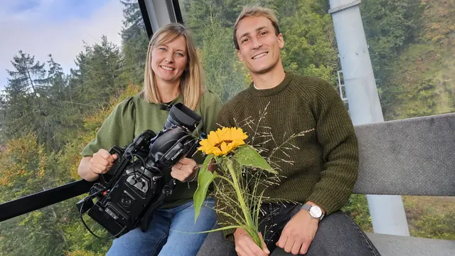 Foto: Barbara Bär und Philip Fröwis vom Verein "Sonnenblume" sind zu Gast bei Andreas Seeburger in der Fernsehgondel am Muttersberg.