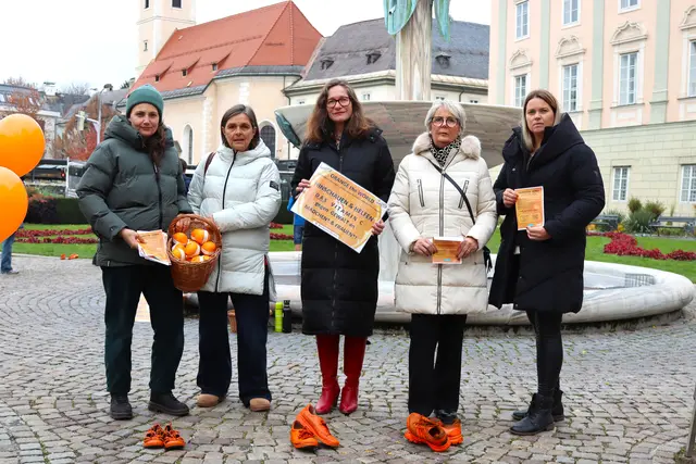 Frauenstadträtin Constance Mochar und das Klagenfurter Frauenbüro nahmen bei der Veranstaltung "16 Tage gegen Gewalt an Frauen" im Landhauspark teil. | Foto: StadtKommunikation / Buchner