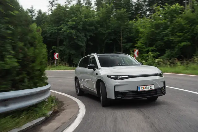 Der Leapmotor C10 REEV ist speziell: 145 Kilometer E-Reichweite kann er dank Range Extender Technologie ohne Aufladen auf bis zu 970 erhöhen.