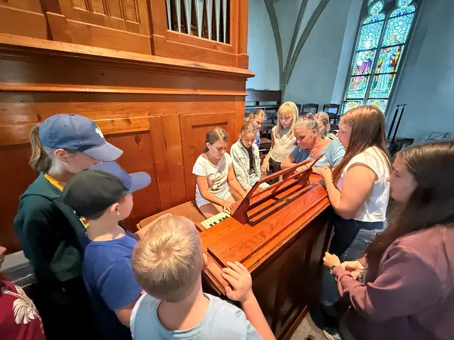 Gemeinsames Orgelspielen in der Pfarre Heiligenberg: Hier wurde die Ministranten-Partnerschaft mit den Kids aus Pichl bei Wels begründet. | Foto: Pfarrgemeinde Pichl