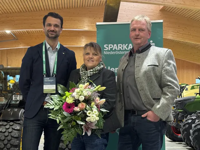 Bei LMT Bugl, einem der größten Anbieter für landwirtschaftliche Maschinen in der Region fand das Event statt: Burkhard Schindlegger (Leiter Kommerzkunden Sparkasse NÖ Mitte West), Marianne Bugl und ihr Ehemann Christian Bugl. | Foto: Sparkasse NÖ Mitte West