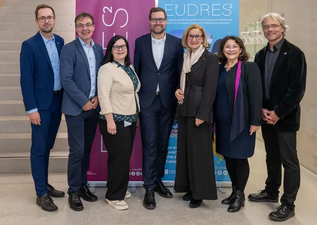 (v.l.n.r.) Michael Kögl, Vizebürgermeister St. Pölten, Johann Haag, Geschäftsführung USTP St. Pölten, Gabriele Permoser, Managing Director von E³UDRES², der stellvertretende Bildungsminister der Tschechischen Republik Jiri Nantl, Landeshauptfrau Johanna Mikl-Leitner, Evelin-Melinda Macho, Referatsleiterin Bundesministerium für Frauen, Wissenschaft und Forschung, und Hannes Raffaseder, Geschäftsführer der USTP und Präsident der E³UDRES²-Allianz. | Foto: NLK Filzwieser