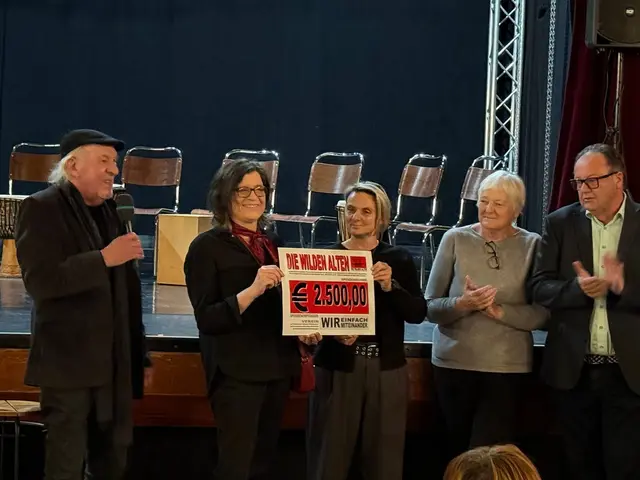 Bürgermeisterin Bettina Bauernhofer (3. v. l.) überreichte den „wilden Alten“ die mit 2.500 Euro dotierte Auszeichnung für das beste Sozialprojekt der Steiermark.
 | Foto: Die wilden Alten