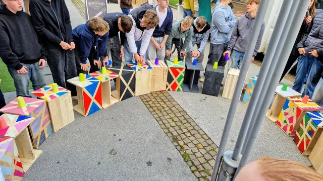 Die Schülerinnen und Schüler mit ihren Holz-Sitzmöbeln. | Foto: Novak
