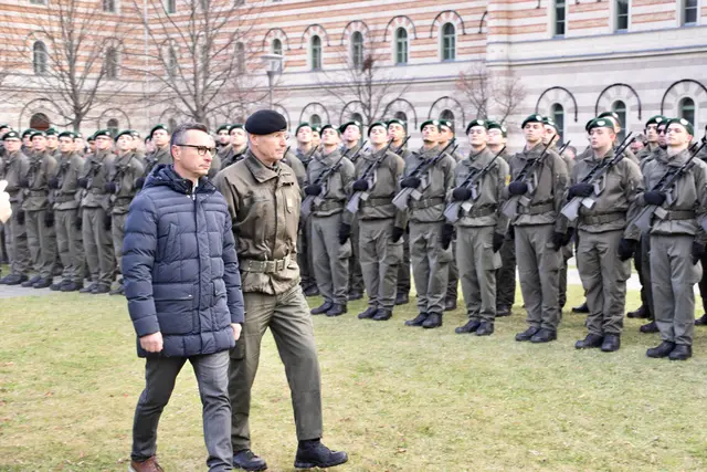 SPÖ-Regierungskoordinator Robert Hergovich und Brigadier Gernot Gasser.  | Foto: Stefan Schneider