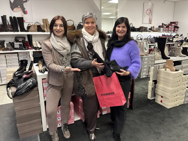 Mit der Beratung von Sophie und Annemarie Mühlberger findet Giorgina Zahlbruckner die passenden Schuhe. | Foto: Alexandra Goll