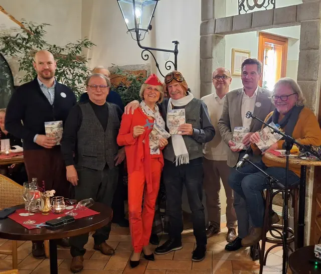 Vizebürgermeister Armin Bahr, Herausgeber Rudi Spreitzer, "Stewardess" Sigrid Hartner, Fred Eichleter, Fritz Stummer, Bürgermeister Werner Krammer, Herbert Petermandl (v.l.). | Foto: Wachauer