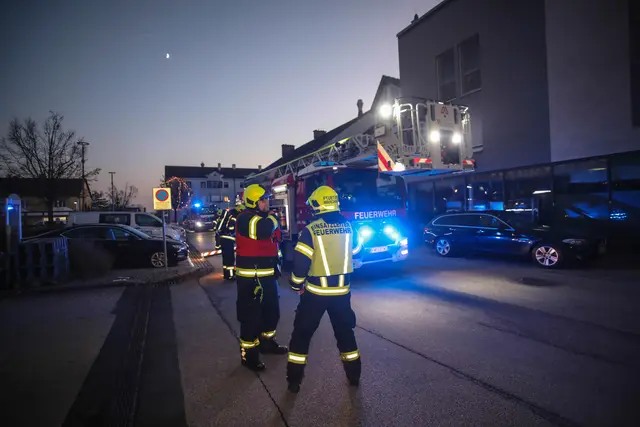 Ein möglicher Dachbrand eines Gebäudes im Stadtzentrum von Marchtrenk stellte sich als Rauchschwaden vom Einheizen heraus. | Foto: laumat.at