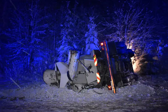 Winterliche Straßenbedingungen führten am 26. November in Tirol zu mehreren Unfällen – unter anderem kippte ein Betonmischer auf der Tuxer Landesstraße in den Straßengraben. | Foto: zoom.tirol