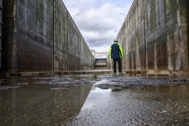 In den Wintermonaten sind im Donaukraftwerk Aschach aufgrund der niedrigeren Wasserführungsmengen Sanierungsarbeiten angesagt.  | Foto: Verbund