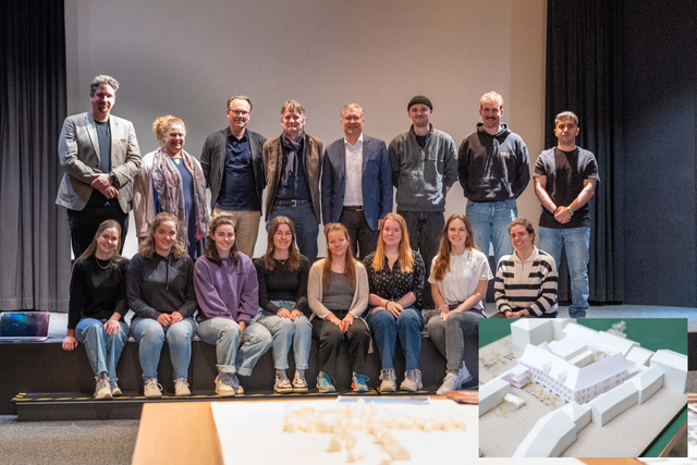 Die Augsburger Studierenden stellten ihre Modelle im Rathaushof vor. | Foto: Stadt St. Veit