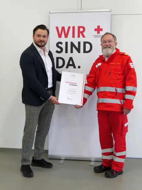 Geschäftsführender Gesellschafter Lukas Wögerbauer mit dem Steyrer Rotkreuz-Bezirksstellenleiter OMR Dr. Urban Schneeweis  | Foto: OÖRK 