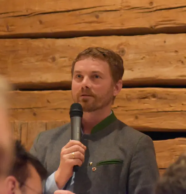 Bürgermeister Hannes Eder appellierte an die Betriebe, "mitzuhelfen".   | Foto: Barbara Fluckinger