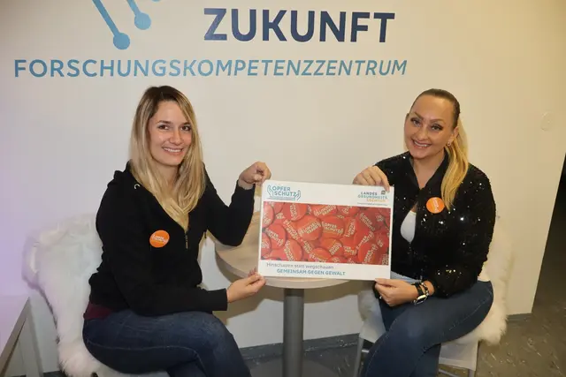 Im Forschungskompetenzzentrum setzt man ein starkes Zeichen für den Schutz und die Rechte von Frauen und Mädchen. (v.l.n.r. DGKP Angelique Zeiss; DGKP Angelika Hammer-Borbelj) | Foto: UKWN