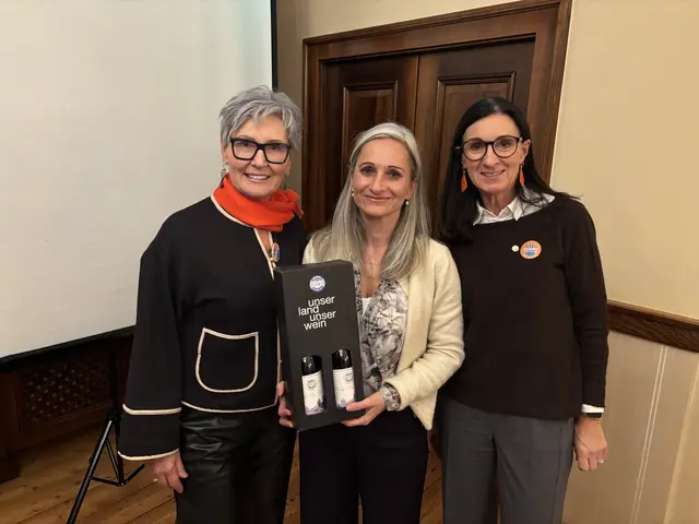 Ingrid Konrad, die Präsidentin des SI Clubs Deutschlandsberg, Timea Ráth-Végh vom Verein „akzente“ und die Past-Präsidentin Maria Lierzer (v.l.) | Foto: MeinBezirk/Katrin Löschnig