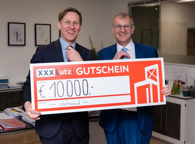 Freude bei XXXLutz-Unternehmenssprecher Thomas Saliger und MeinBezirk Oberösterreich-Chefredakteur Thomas Winkler über die 10.000 Euro-Spende für das BezirksRundSchau Christkind. | Foto: MeinBezirk/Thomas Siegl