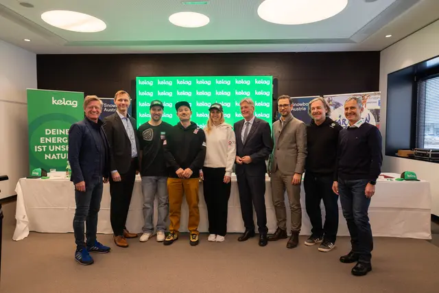 Die Snowboarder Fabian Obmann, Alexander Payer und Sabine Payer mit Vertretern der Landespolitik, Sponsoren und Veranstaltern.  | Foto: Wolfgang Handler